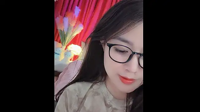 Snapshot of MiCandy-Lovee chatting on 11.26.25 MiCandy-Lovee online show from 11.26.25