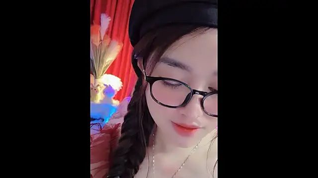 Snapshot of MiCandy-Lovee chatting on 12.17.25 MiCandy-Lovee online show from 12.17.25