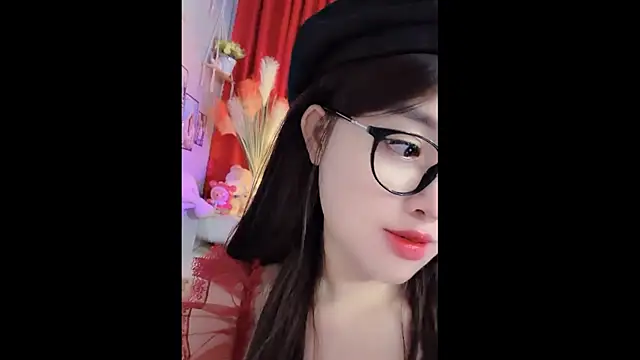 Snapshot of MiCandy-Lovee chatting on 12.20.25 MiCandy-Lovee online show from 12.20.25