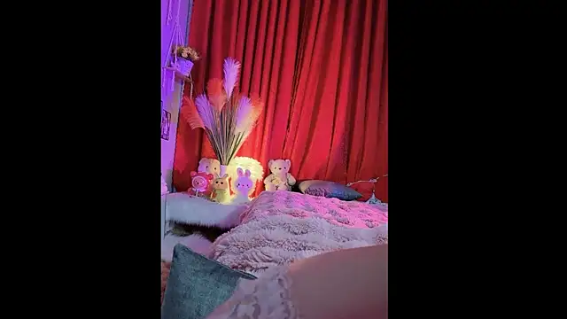 Snapshot of MiCandy-Lovee chatting on 12.21.25 MiCandy-Lovee online show from 12.21.25