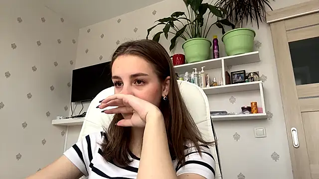 Snapshot of SweetieKatie chatting on 11.19.25 SweetieKatie online show from 11.19.25