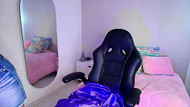 Snapshot of NinaSakura_Eup chatting on 11.20.25 NinaSakura Eup online show from 11.20.25