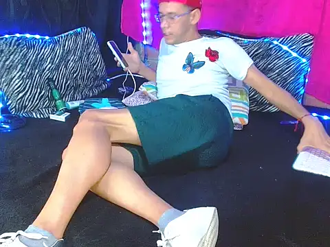 Snapshot of FANTASYBOYS11 chatting on 12.14.25 FANTASYBOYS11 online show from 12.14.25
