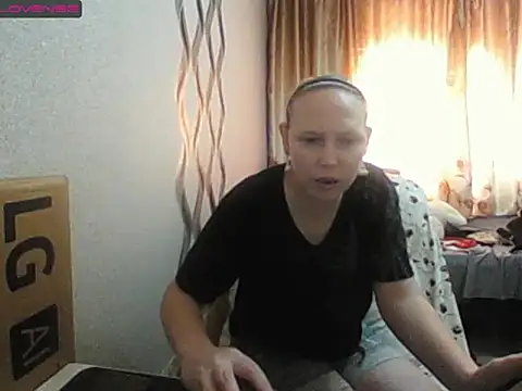 Snapshot of JenniDeep chatting on 11.17.25 JenniDeep online show from 11.17.25