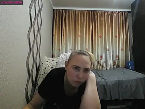 Snapshot of JenniDeep chatting on 11.23.25 JenniDeep online show from 11.23.25