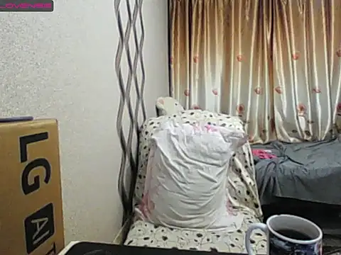 Snapshot of JenniDeep chatting on 11.28.25 JenniDeep online show from 11.28.25