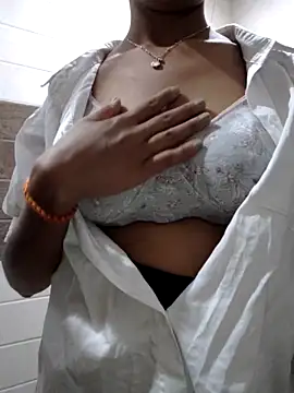 Snapshot of sexy_lelina chatting on 11.21.25 sexy lelina online show from 11.21.25