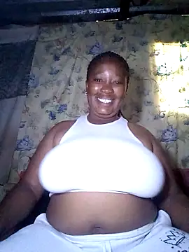 Snapshot of MissMoyo chatting on 11.18.25 MissMoyo online show from 11.18.25