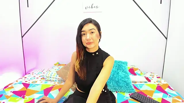 Snapshot of VictoriaRouge_ chatting on 11.19.25 VictoriaRouge online show from 11.19.25