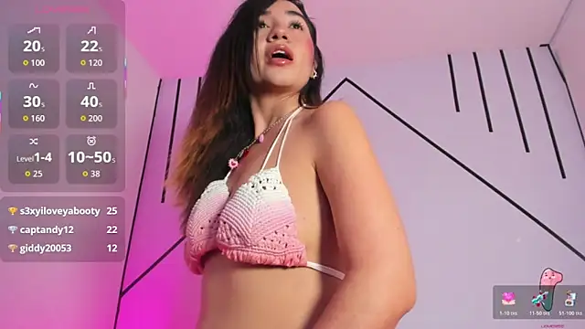 Snapshot of VictoriaRouge_ chatting on 11.24.25 VictoriaRouge online show from 11.24.25