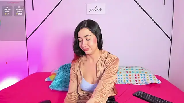 Snapshot of VictoriaRouge_ chatting on 11.25.25 VictoriaRouge online show from 11.25.25