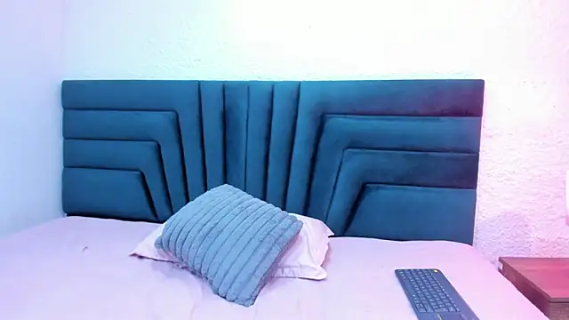 Snapshot of VictoriaRouge_ chatting on 01.15.26 VictoriaRouge online show from 01.15.26