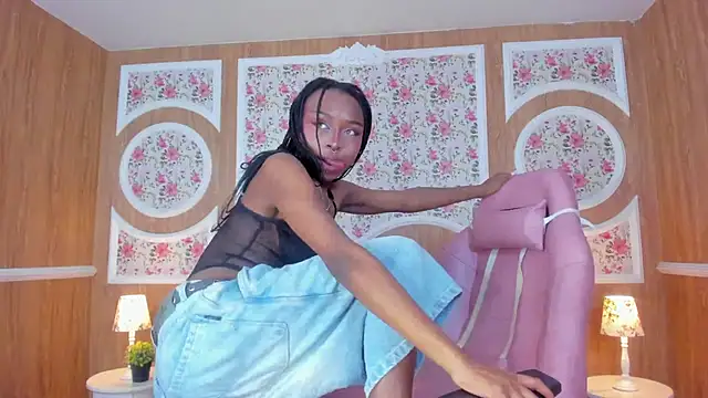 Snapshot of Midnight_Bluee chatting on 11.26.25 Midnight Bluee online show from 11.26.25