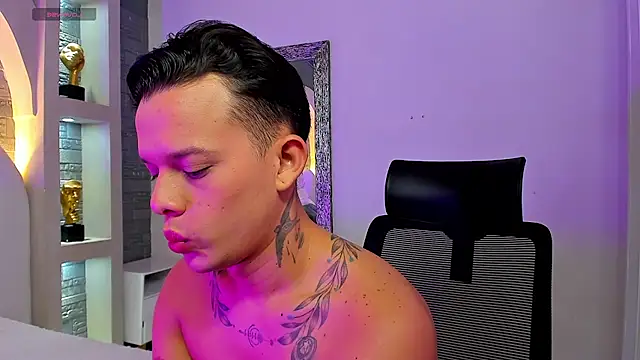 Snapshot of Valentino_moretti chatting on 11.25.25 Valentino moretti online show from 11.25.25