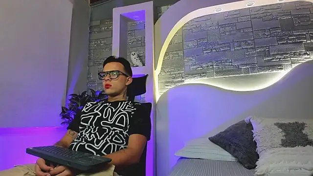 Snapshot of Valentino_moretti chatting on 12.01.25 Valentino moretti online show from 12.01.25