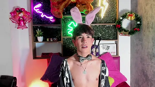 Snapshot of Angeldust19 chatting on 12.04.25 Angeldust19 online show from 12.04.25