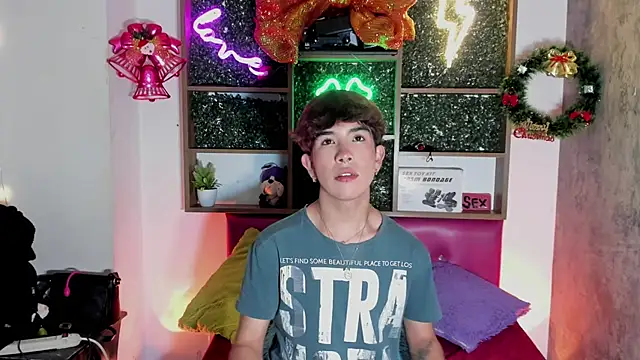 Snapshot of Angeldust19 chatting on 12.05.25 Angeldust19 online show from 12.05.25