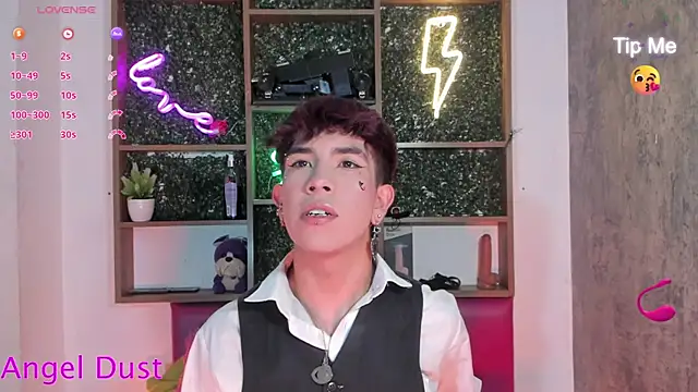 Snapshot of Angeldust19 chatting on 01.06.26 Angeldust19 online show from 01.06.26