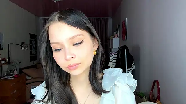 Snapshot of EmmaJonse chatting on 11.18.25 EmmaJonse online show from 11.18.25