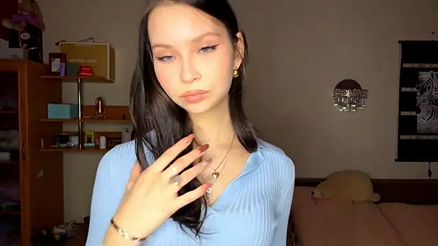 Snapshot of EmmaJonse chatting on 11.25.25 EmmaJonse online show from 11.25.25