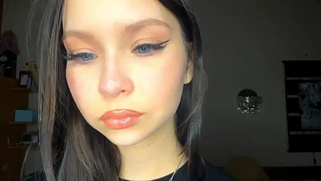 Snapshot of EmmaJonse chatting on 12.01.25 EmmaJonse online show from 12.01.25