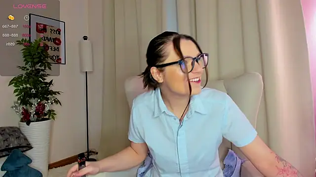 Snapshot of KiraRogers chatting on 01.11.26 KiraRogers online show from 01.11.26