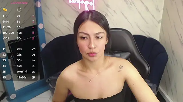 Snapshot of Maleja_v_ chatting on 12.22.25 Maleja v online show from 12.22.25