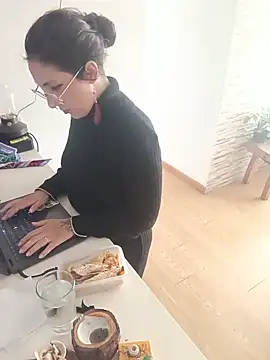 Snapshot of Melinerd chatting on 06.19.26 Melinerd online show from 06.19.26