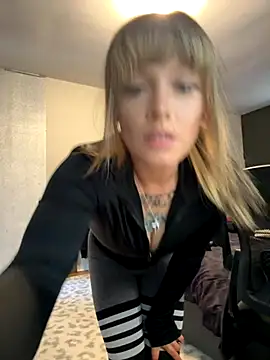 Snapshot of sofrancy chatting on 11.23.25 sofrancy online show from 11.23.25