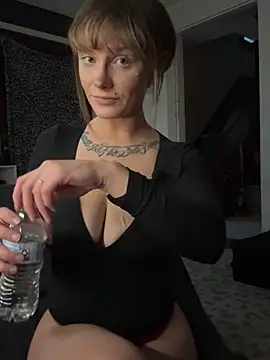 Snapshot of sofrancy chatting on 12.20.25 sofrancy online show from 12.20.25