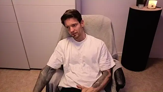 Snapshot of Mystery_Mark chatting on 11.28.25 Mystery Mark online show from 11.28.25