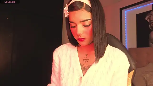 Snapshot of Milu_carbajal_x chatting on 05.15.26 Milu carbajal x online show from 05.15.26