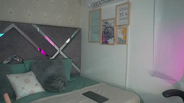 AlinnaJohnson online show from 04.25.26