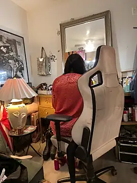 Snapshot of Motherbigbus chatting on 12.18.25 Motherbigbus online show from 12.18.25