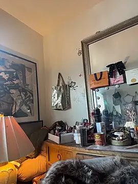 Snapshot of Motherbigbus chatting on 12.19.25 Motherbigbus online show from 12.19.25