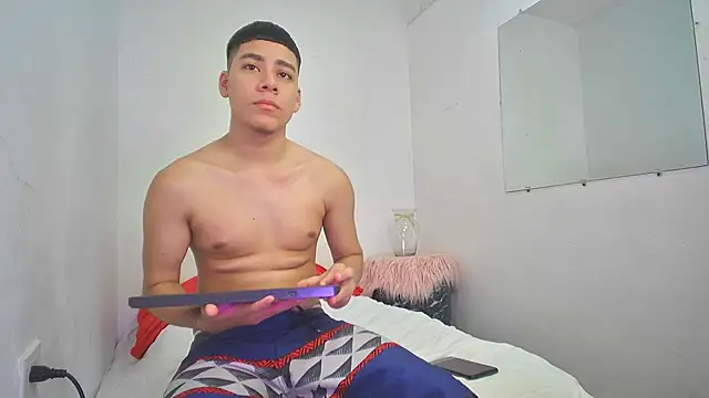 Snapshot of Lucastorrez01 chatting on 11.18.25 Lucastorrez01 online show from 11.18.25