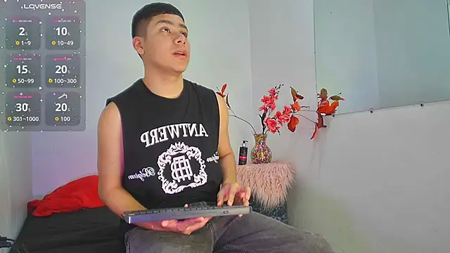 Snapshot of Lucastorrez01 chatting on 12.04.25 Lucastorrez01 online show from 12.04.25