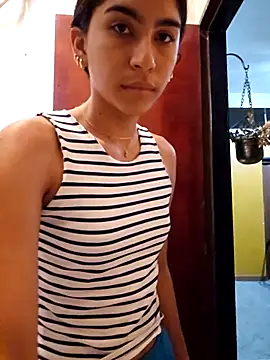 Snapshot of skinnyrox chatting on 12.16.25 skinnyrox online show from 12.16.25