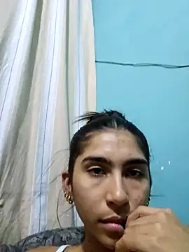 Snapshot of skinnyrox chatting on 12.17.25 skinnyrox online show from 12.17.25