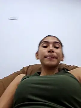 Snapshot of skinnyrox chatting on 12.19.25 skinnyrox online show from 12.19.25