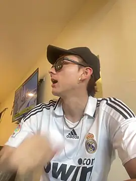 Snapshot of Boyfriend-Hot chatting on 12.04.25 Boyfriend-Hot online show from 12.04.25