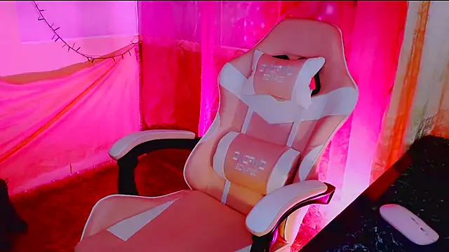 Snapshot of BESTLOLA chatting on 11.22.25 BESTLOLA online show from 11.22.25