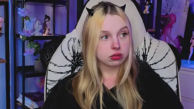 Snapshot of ElvenQueen chatting on 12.05.25 ElvenQueen online show from 12.05.25