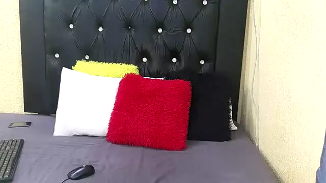 Snapshot of ButtcheeksXX chatting on 12.19.25 ButtcheeksXX online show from 12.19.25