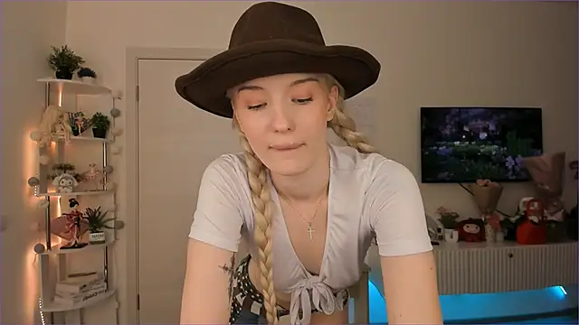 Snapshot of Tiffany_Paw chatting on 06.30.26 Tiffany Paw online show from 06.30.26