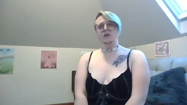 Snapshot of queerlyjaz chatting on 11.22.25 queerlyjaz online show from 11.22.25