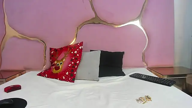 Aisha Leenss online show from 12.15.25