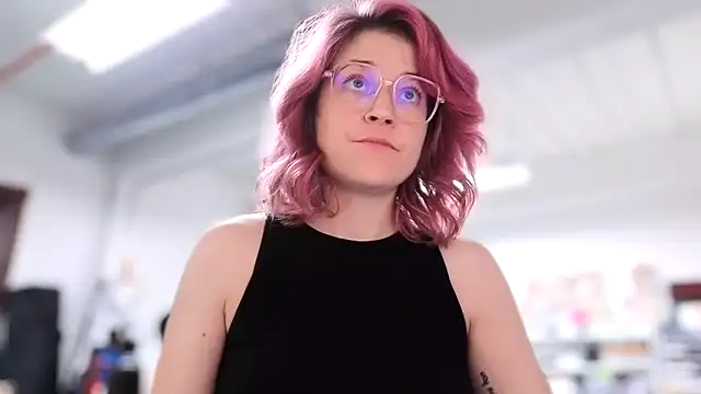 Snapshot of winestaindlips chatting on 11.25.25 winestaindlips online show from 11.25.25