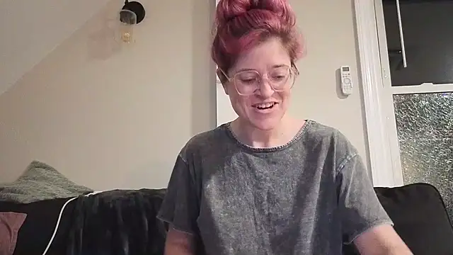 Snapshot of winestaindlips chatting on 12.02.25 winestaindlips online show from 12.02.25