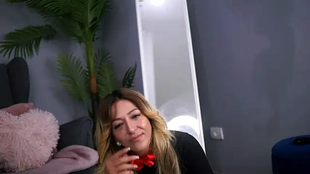 Snapshot of JuliaHyde chatting on 11.26.25 JuliaHyde online show from 11.26.25